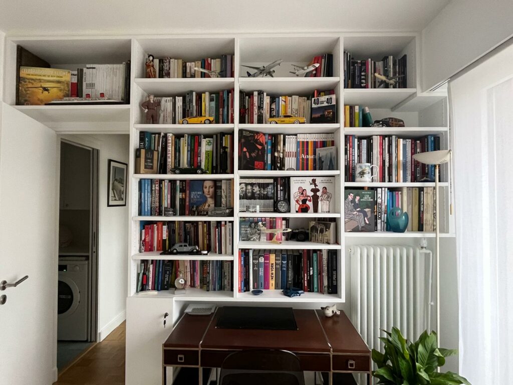 Bibliothèque murale sur mesure remplie de livres avec espace bureau intégré à Saint-Mandé