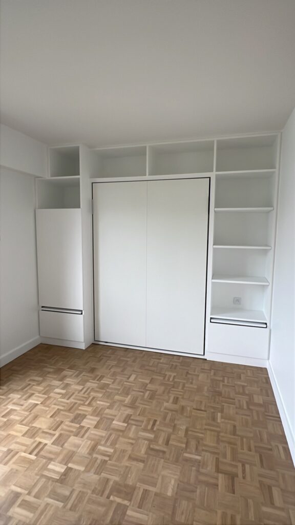 Bibliothèque murale sur mesure avec lit escamotable fermé et espace bureau intégré à Saint-Mandé