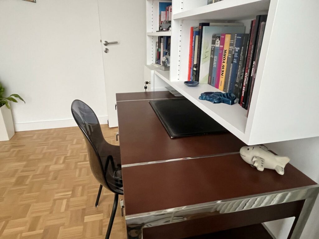 Bureau intégré dans une bibliothèque murale sur mesure dans une chambre bureau à Saint-Mandé