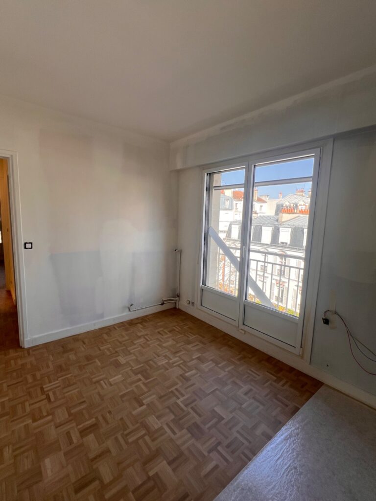 Pièce vide avec murs préparés et parquet rénové avant création d’un bureau avec lit escamotable à Saint-Mandé