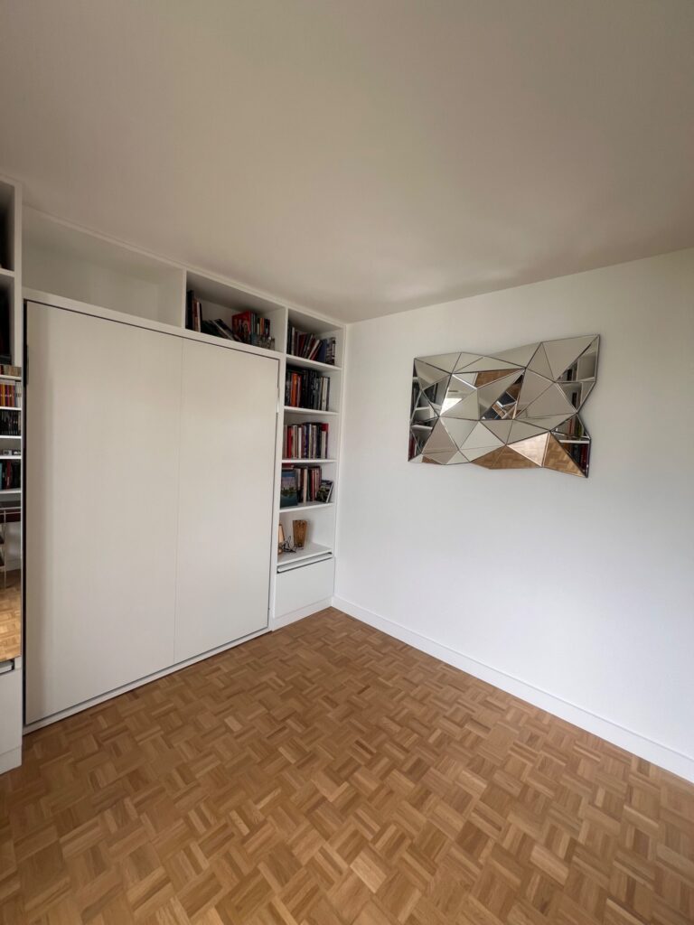 Pièce transformée en chambre bureau grâce à un aménagement sur mesure à Saint-Mandé