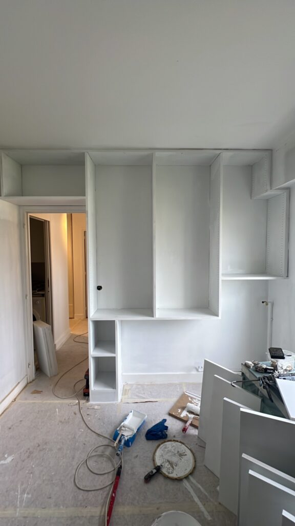 Caissons de rangements sur mesure en cours d’installation dans une chambre-bureau à Saint-Mandé