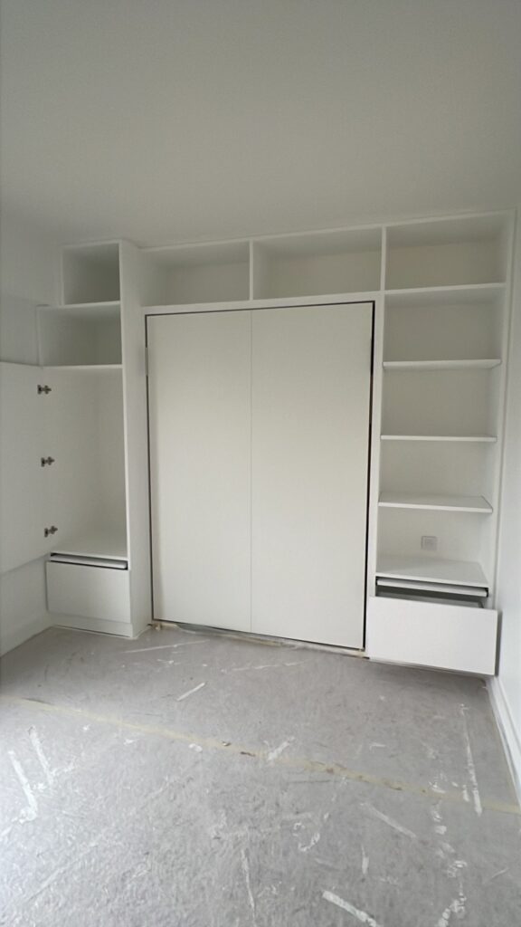Fabrication en cours d’un meuble sur mesure intégrant un lit escamotable et des rangements muraux à Saint-Mandé
