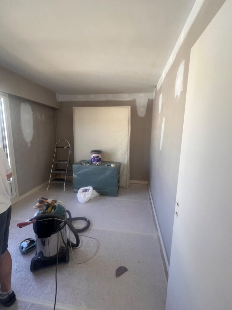 Préparation des murs et protection du sol avant pose d’un aménagement sur mesure dans un bureau à Saint-Mandé