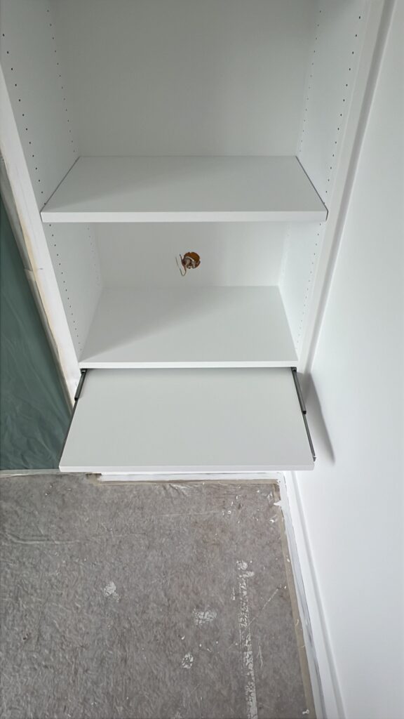 Détail d’un module sur mesure avec tablette coulissante intégré dans un meuble mural à Saint-Mandé