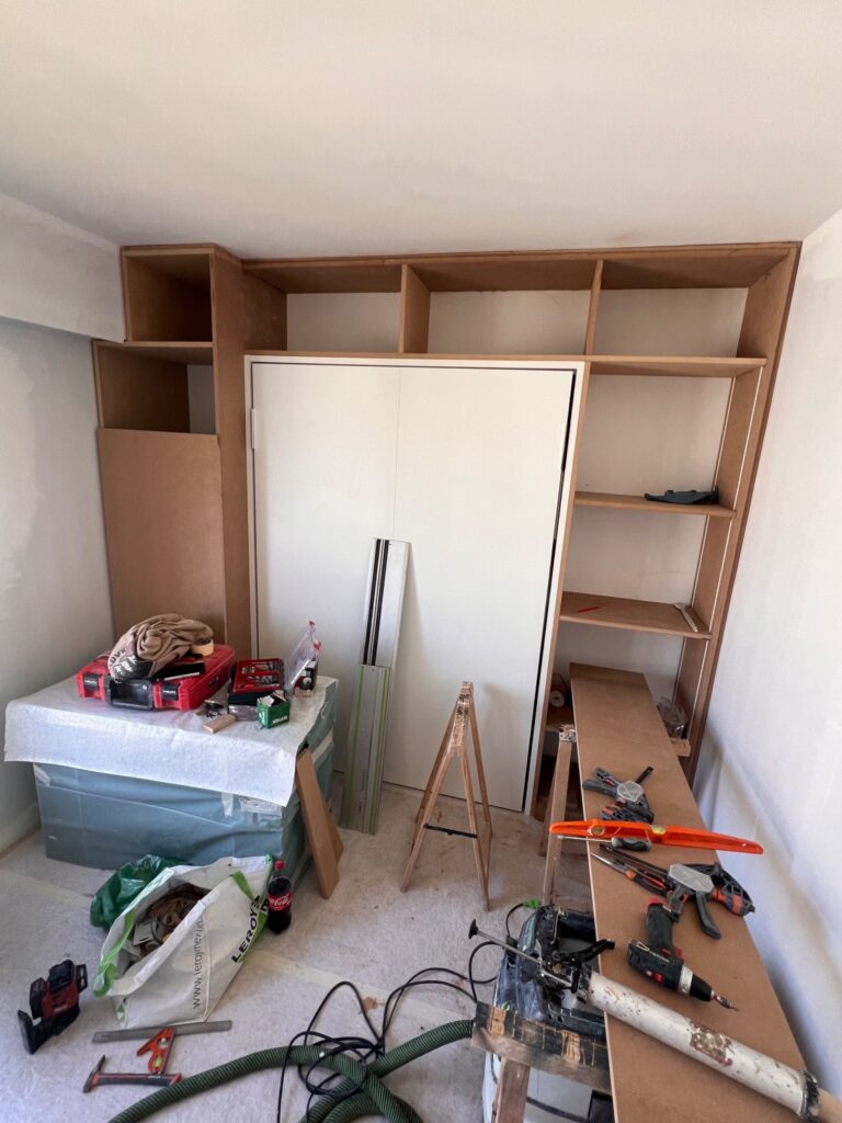 Structure en MDF du meuble sur mesure en cours de fabrication autour d’un lit escamotable à Saint-Mandé