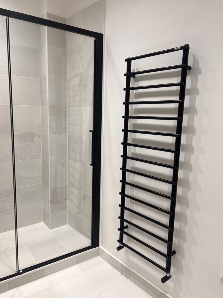 Rénovation de salle de bains en Val-de-Marne - Douche moderne et sèche-serviettes design