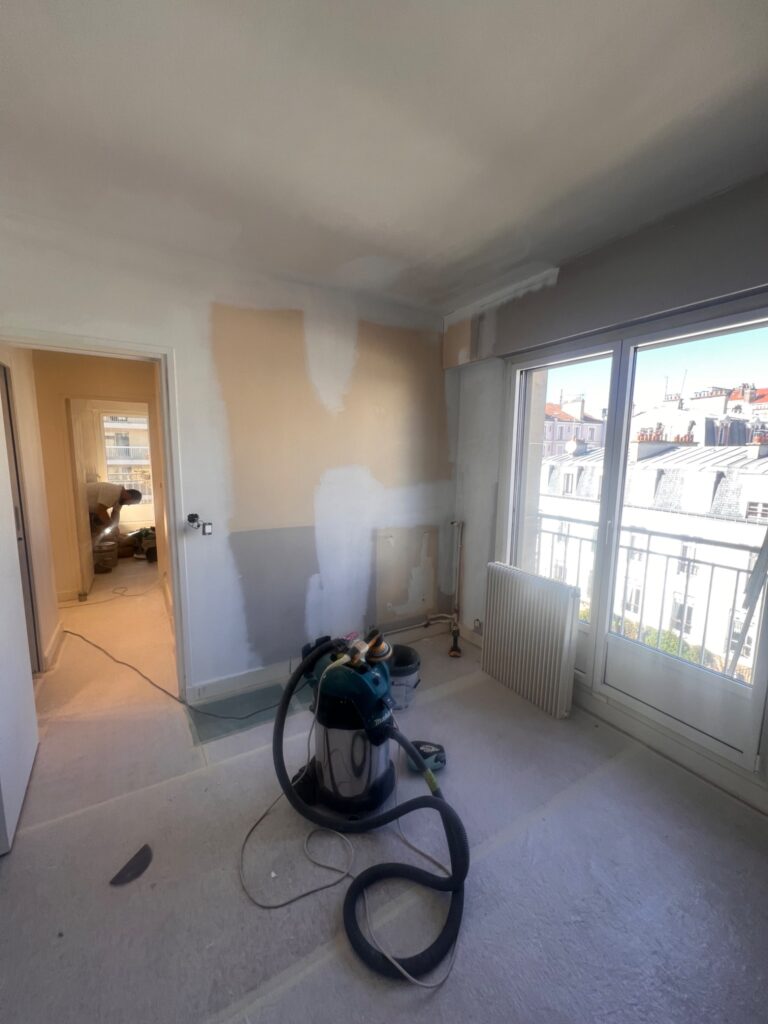 Structure en MDF d’une bibliothèque sur mesure en cours de réalisation avec emplacement pour bureau à Saint-Mandé