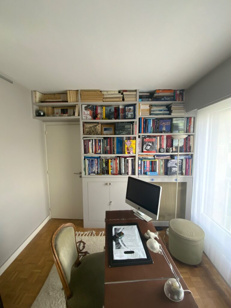 Bureau existant avec grande bibliothèque murale et bureau au centre avant rénovation à Saint-Mandé