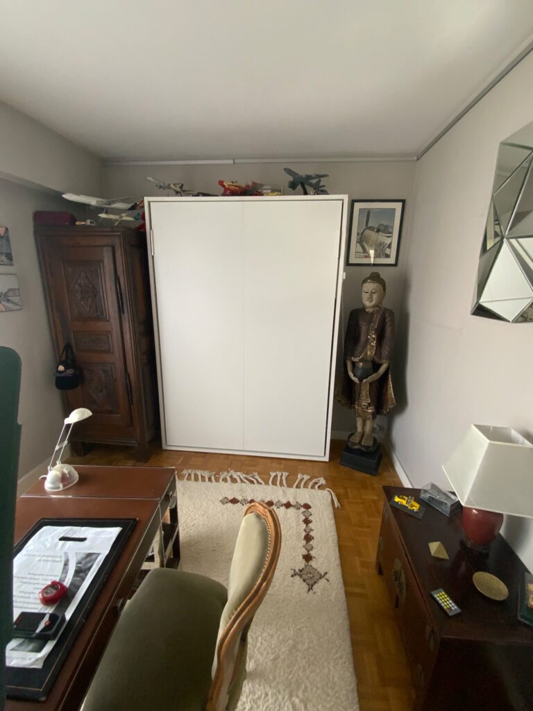Lit escamotable existant intégré dans une chambre bureau avant rénovation à Saint-Mandé
