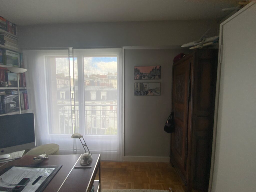 Espace bureau existant avec fenêtre, mobilier dispersé et armoire avant rénovation à Saint-Mandé