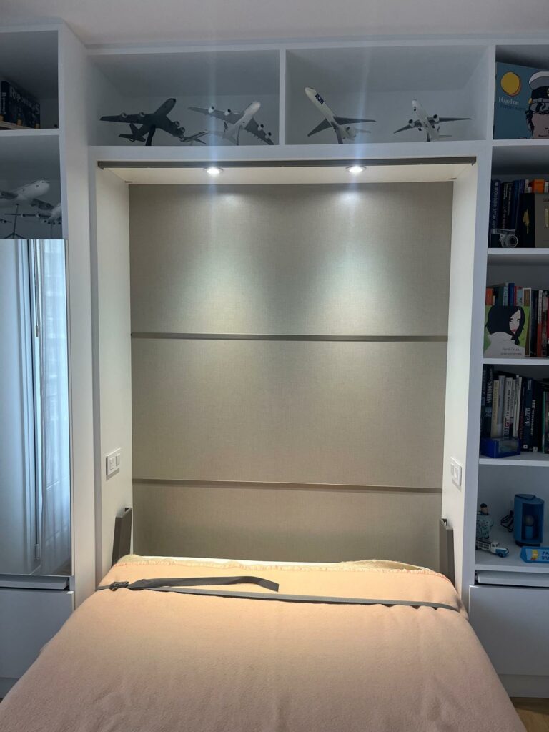 Spots encastrés, interrupteur commandé et prises intégrés dans la niche d’un lit escamotable sur mesure