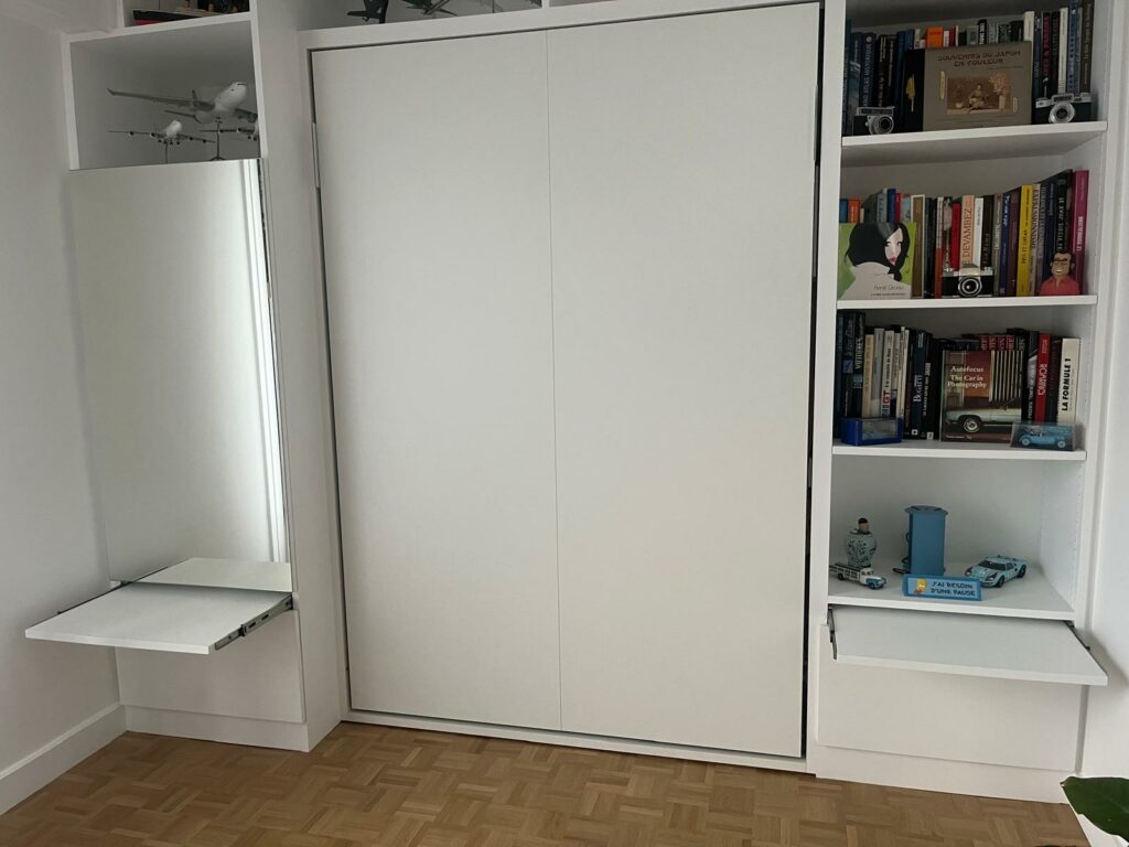 Tablettes escamotables intégrées dans une bibliothèque sur mesure multifonction à Saint-Mandé