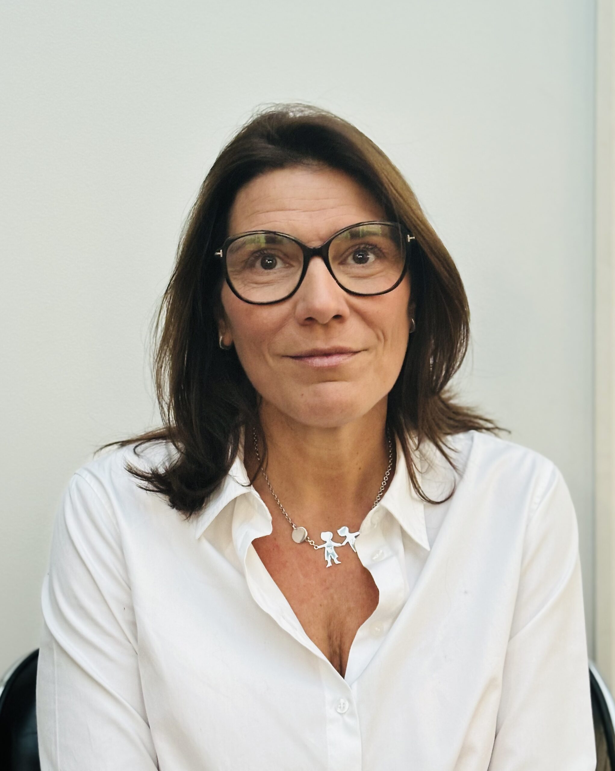Portrait d’Anne-Céline Duran Pereira, architecte d’intérieur spécialisée en conception et rénovation de salles de bains