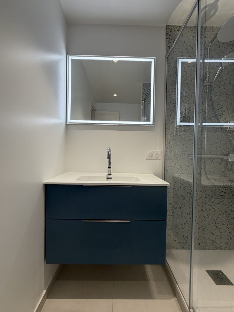 Meuble vasque bleu suspendu avec miroir lumineux