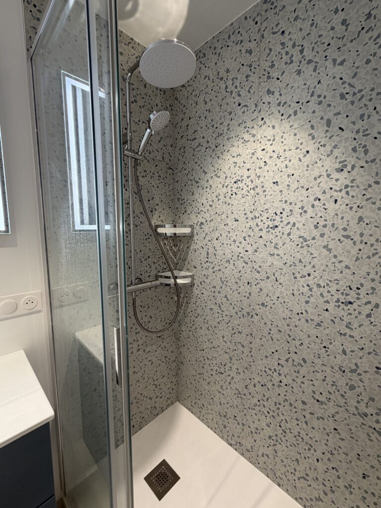 Colonne de douche avec pommeau pluie et douchette, parois terrazzo