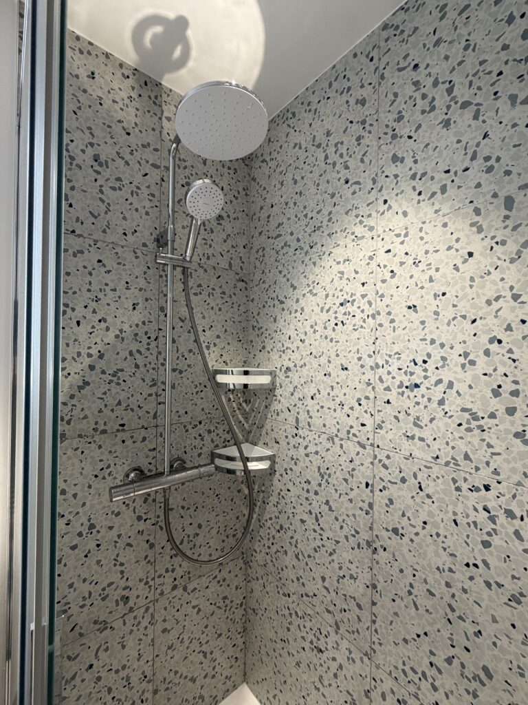 Colonne de douche thermostatique sur carrelage terrazzo