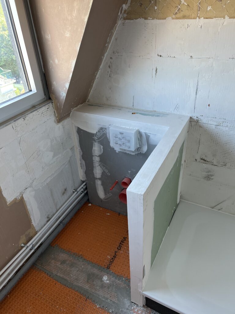 Installation d’un bâti-support WC et receveur de douche pendant rénovation sous combles