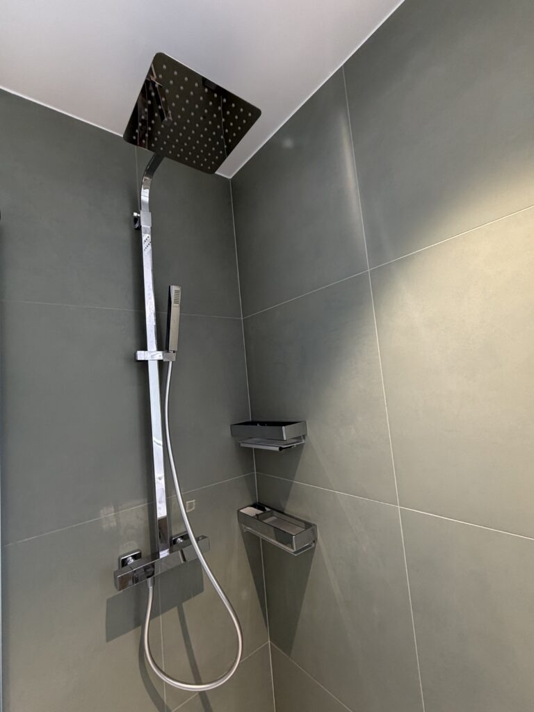 Colonne de douche avec mitigeur thermostatique et douchette à main
