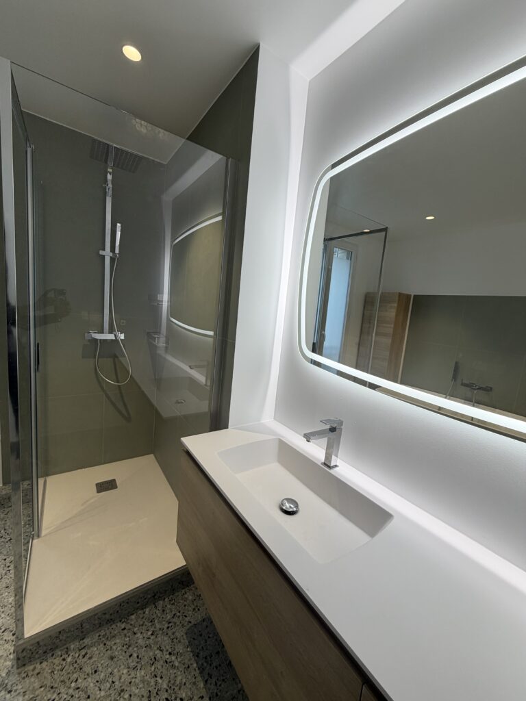 Ensemble vasque et douche moderne avec éclairage indirect