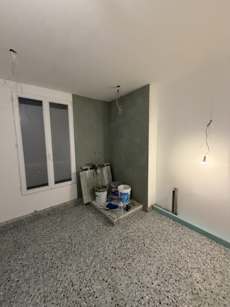 Mur carrelé à droite de la fenêtre pour accueillir la future douche – rénovation salle de bains Paris 9