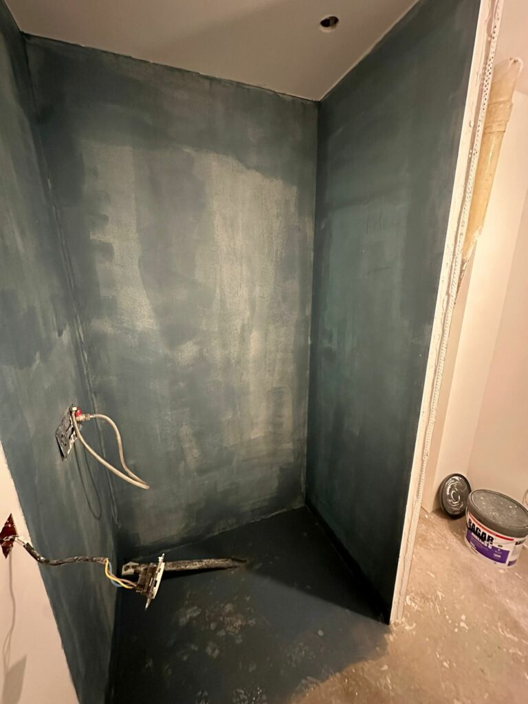 Application de produit hydrofuge pour étanchéifié la future douche