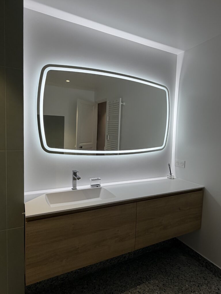 Meuble vasque suspendu avec plan blanc et miroir rétroéclairé design