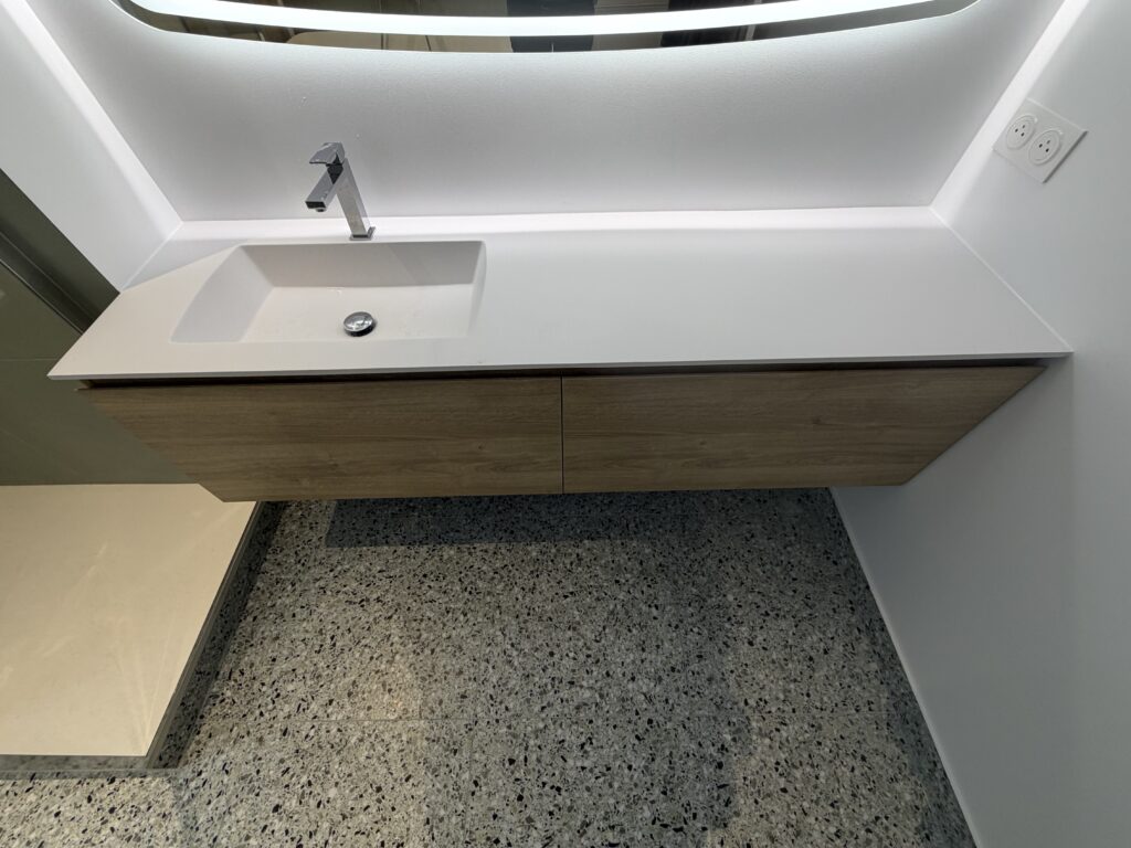 Meuble vasque suspendu avec plan blanc et miroir lumineux