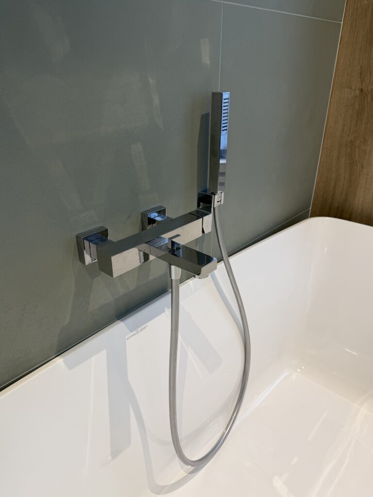 Mitigeur chromé mural avec douchette pour baignoire îlot