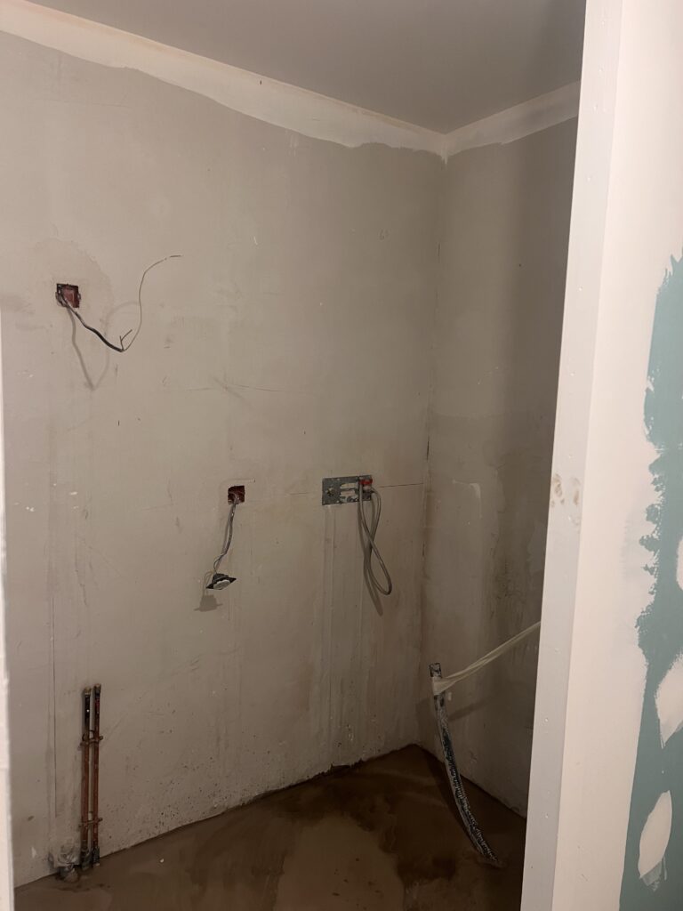 Cloisons montées pour redéfinir les espaces de la future salle de bains à Paris 9