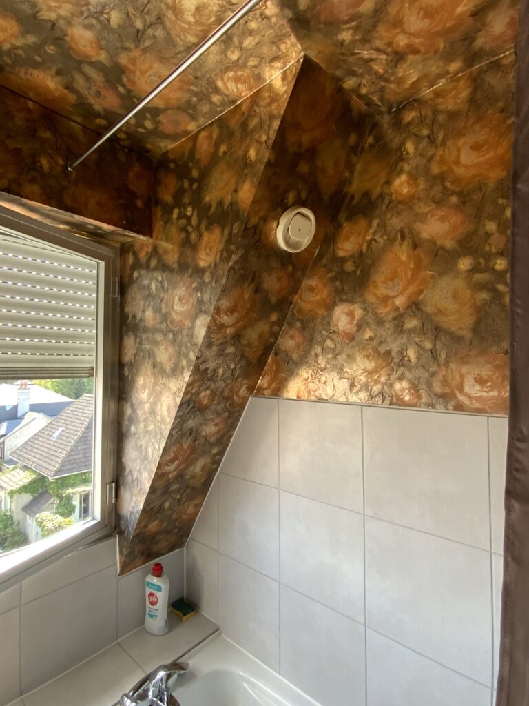 Mur sous pente dans une salle de bains avant rénovation à Deauville