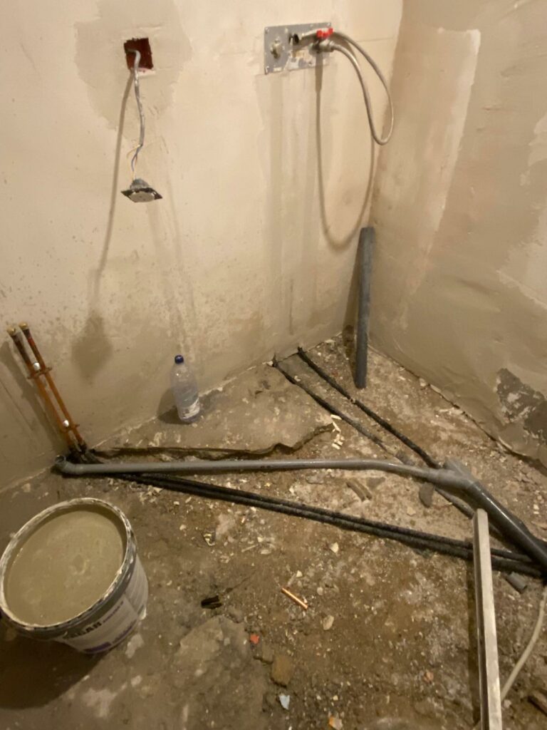 Passage des tuyaux et des gaines pour la nouvelle plomberie de la salle de bains