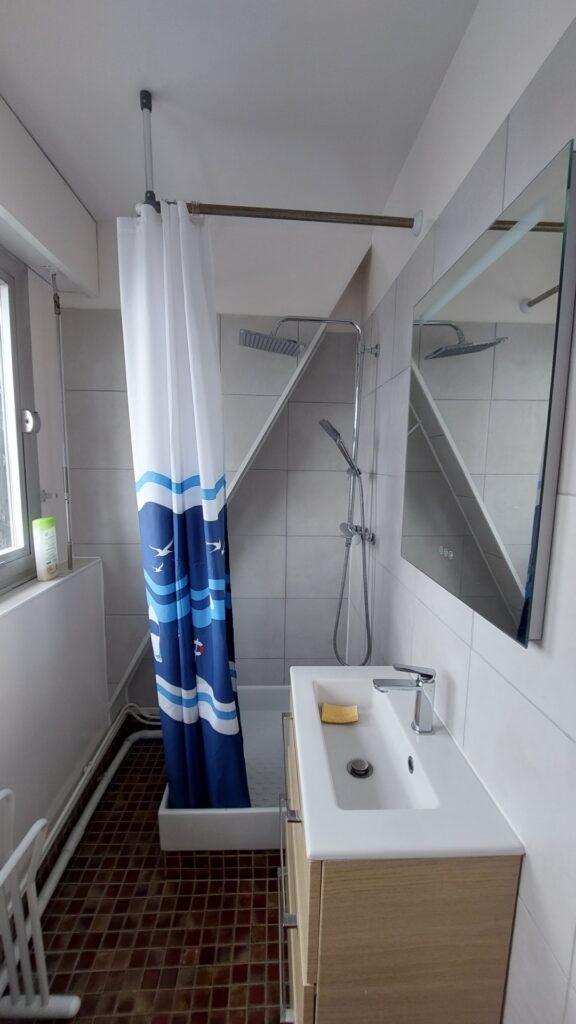 Petite salle de douche sous pente avec vasque et douche avant rénovation à Deauville