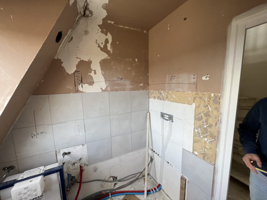 Mur préparé pour l’installation du WC suspendu pendant les travaux