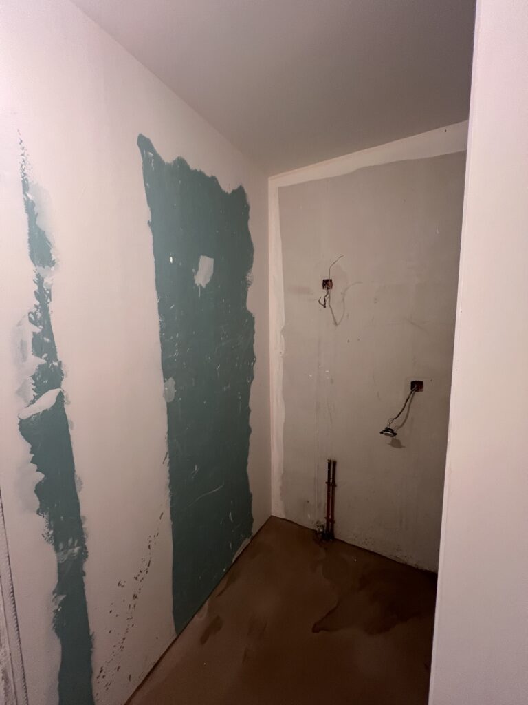 Murs de la future salle de bains en cours de préparation avant mise en peinture