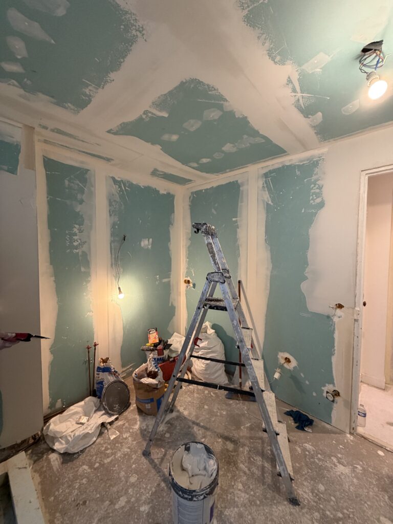 Préparation des murs de la salle de bains après le passage des réseaux électriques à Paris 9