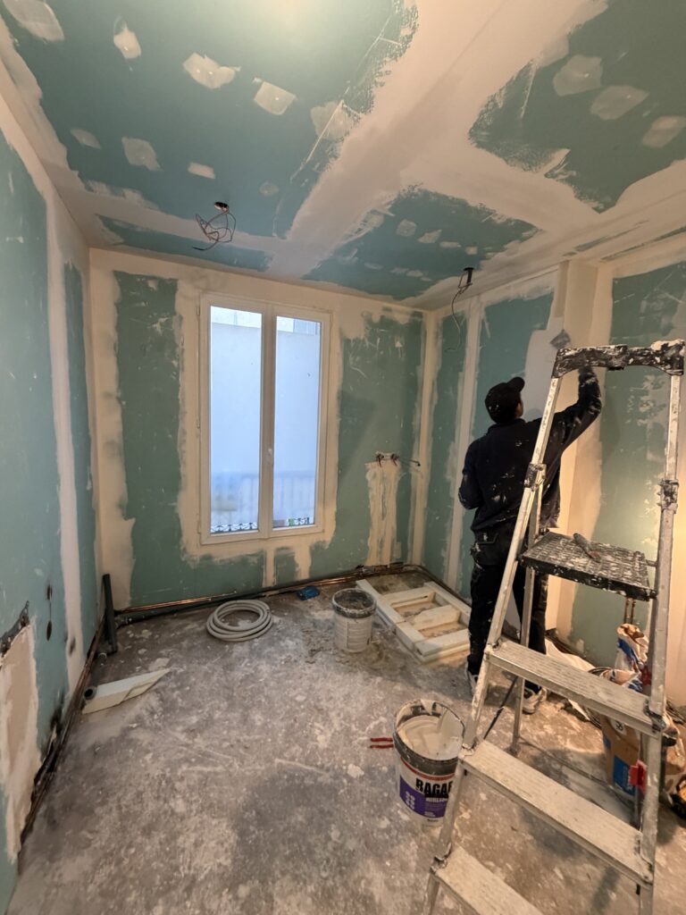 Préparation des murs de la salle de bains après le passage des réseaux de plomberie à Paris 9