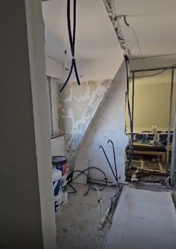 Début des travaux de rénovation d’une salle de bains sous pente à Deauville