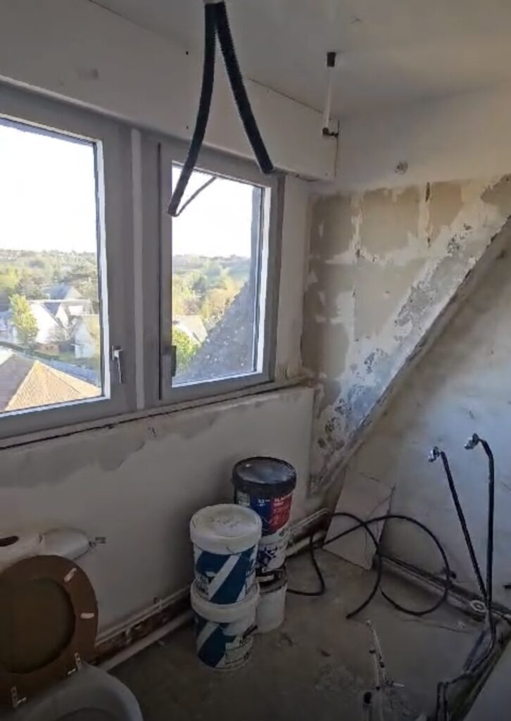 Salle de bains en cours de dépose avant réaménagement complet à Deauville