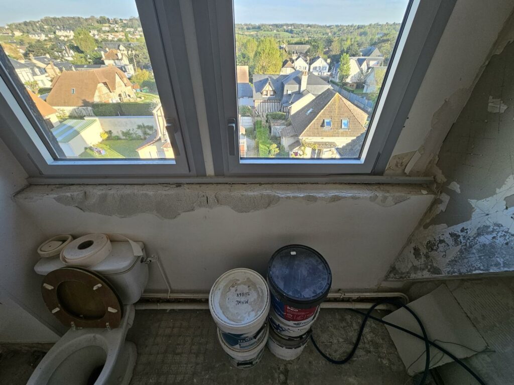 Travaux de gros œuvre dans une salle de bains sous combles à Deauville avec vue sur les fenêtres