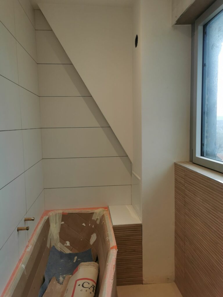 Habillage de la baignoire et intégration sous pente pendant les travaux à Deauville