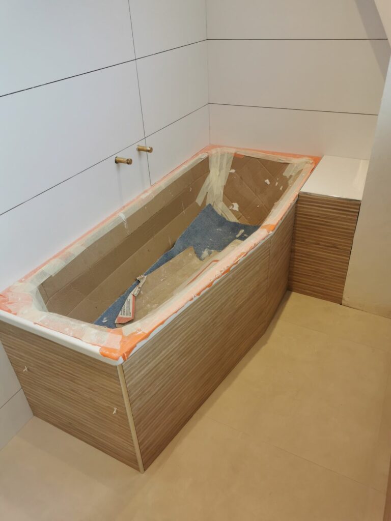 Pose de la baignoire pendant les travaux de rénovation d’une salle de bains à Deauville