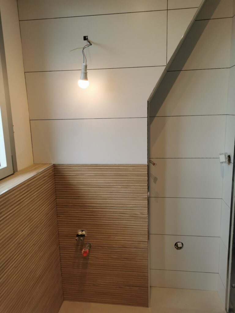 Finitions techniques et attentes pour équipements dans une salle de bains en travaux à Deauville