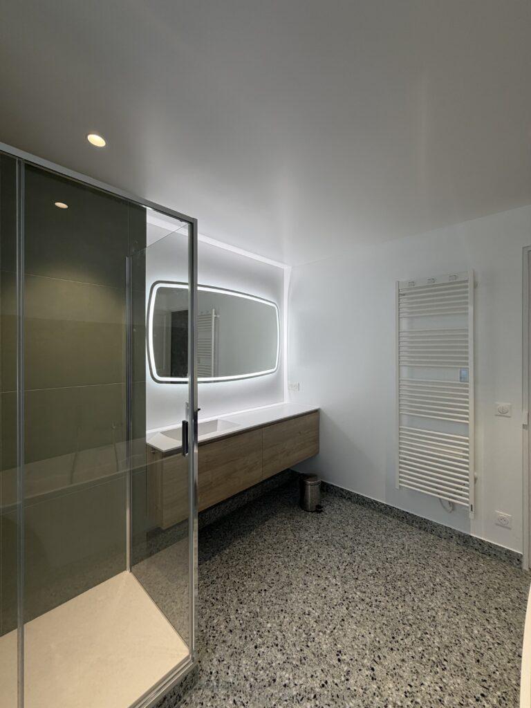 Miroir lumineux rétroéclairé et meuble vasque suspendu