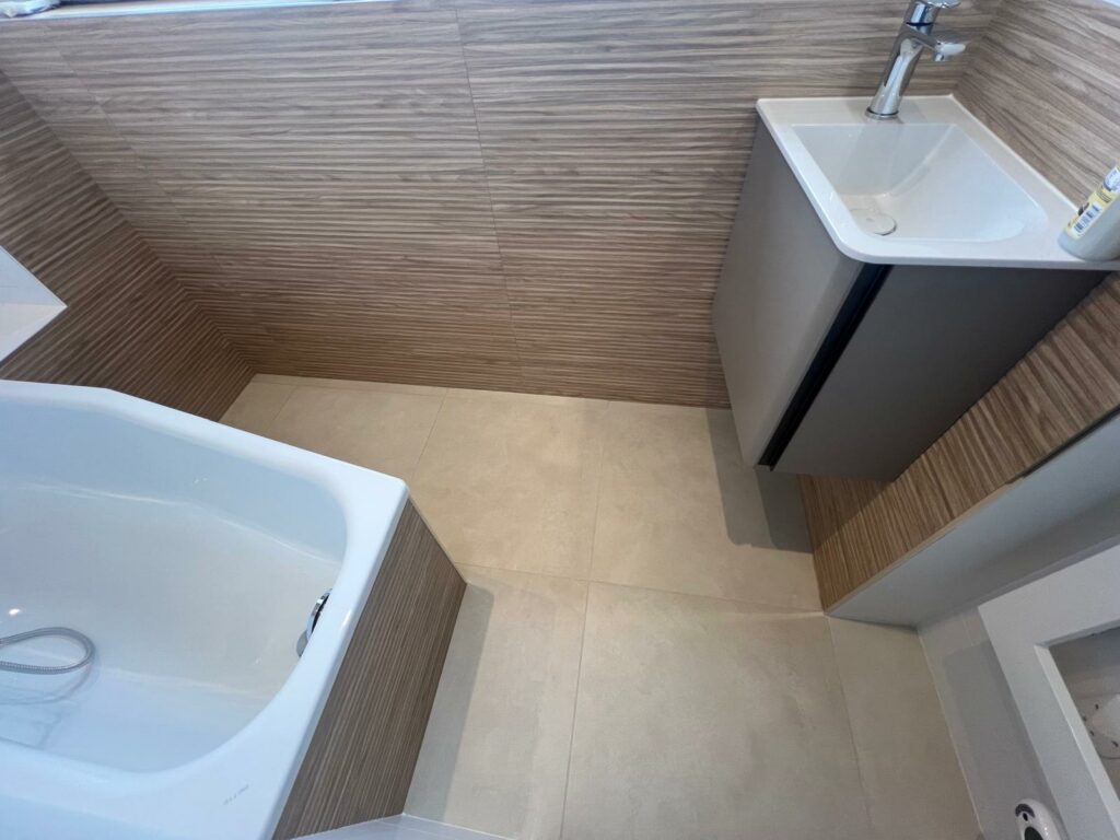 Sol en carrelage clair dans une petite salle de bains à Deauville sous combles