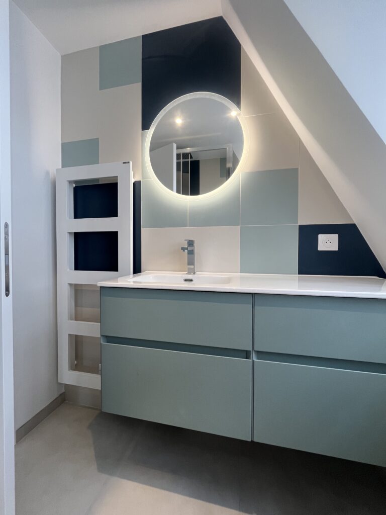 Ensemble meuble vasque contemporain avec carrelage graphique dans salle de douche sous combles